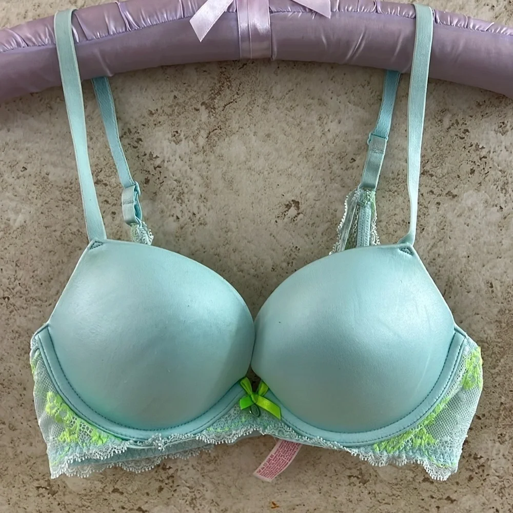 Victoria’s Secret Push up Pigeonnant Lace Bra Size 32C